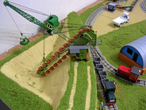 Der Eimerketten-Bagger kann feine Teebl&auml;tter f&ouml;rdern...