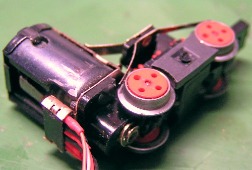 Zwischen Motor und Chassis eingebautes Montageblech