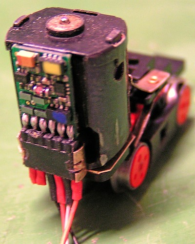 Der auf der R&uuml;ckseite des Motors montierte Decoder