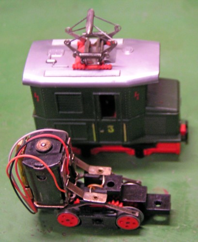 abgenommenes Geh&auml;se und Innenleben einer EGGER-BAHN-Elok